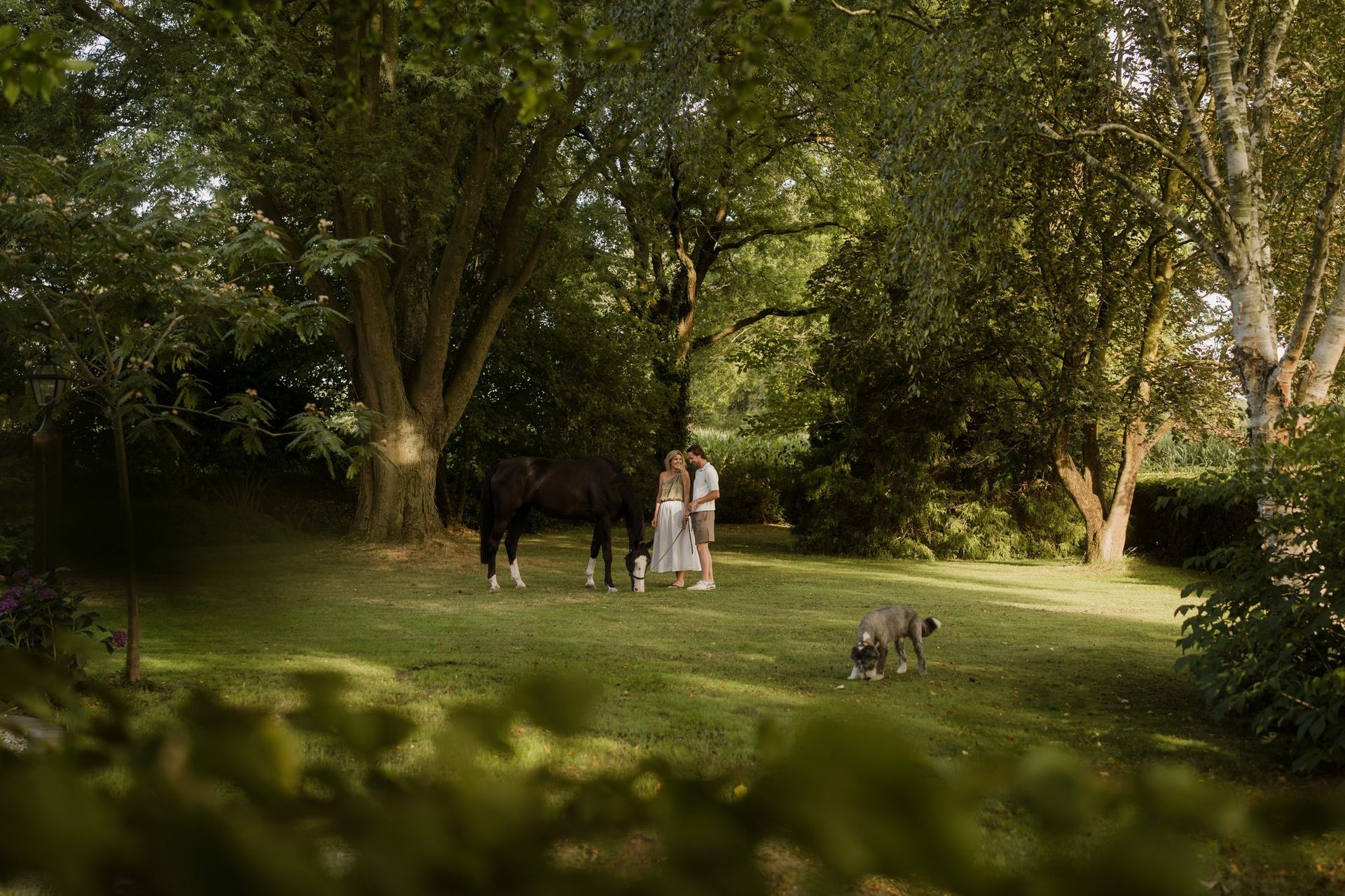 Stel met paard in de tuin van De Brennerhoeve